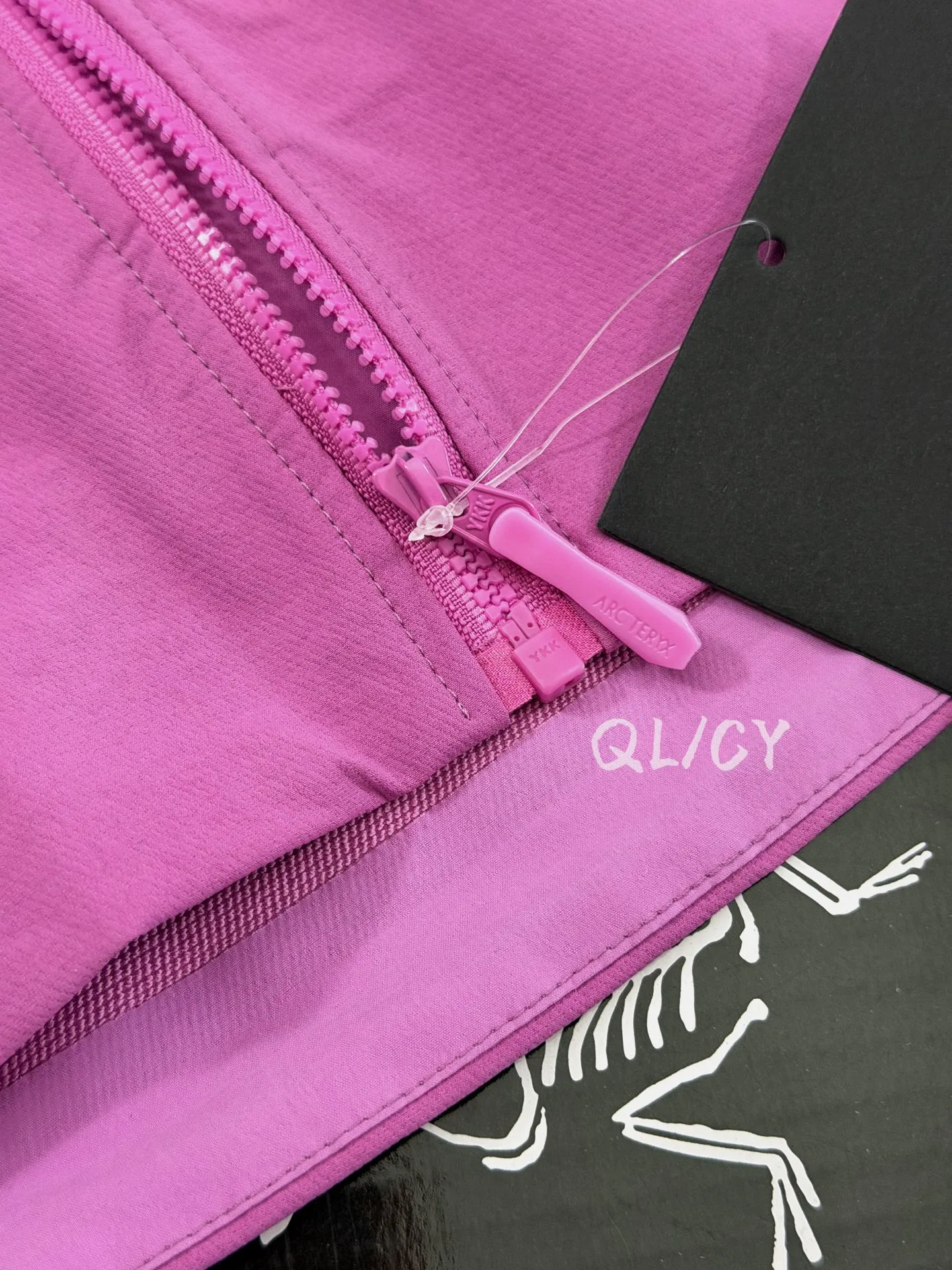 D 12 Arc'teryx GAMMA HOODY ， 、 Same Style 。 🔍 • ： ， 、Breathable ， “ ” 。 • ： Fortius™ 2.0 ， 、 ， Breathable ， 。 • ： ◦ ， ， 。 ◦ ， ， 、leggings 。 ◦ （ Purple ）， ， 。 • ： 、 、 ， 。 💡 • Size： Size ， 。 • ： ◦ ： T / ， ， Sneakers Boots。 ◦ ： 、 ， 。 • ： ， ， 。
